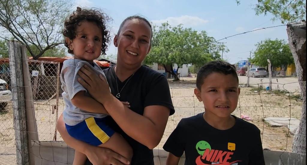 «No batallamos en el trámite», madre de familia beneficiaria del Programa de Becas en Reynosa