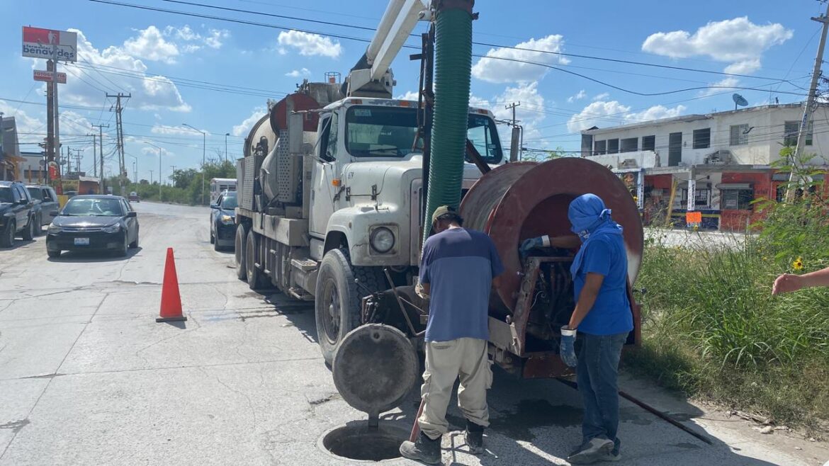 Previene COMAPA fugas de aguas residuales en Villa Esmeralda