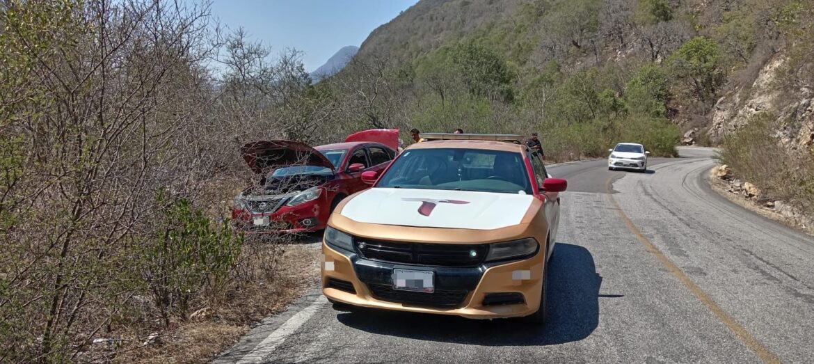 Mujer resulta lesionada tras choque de vehículo contra pared de la sierra