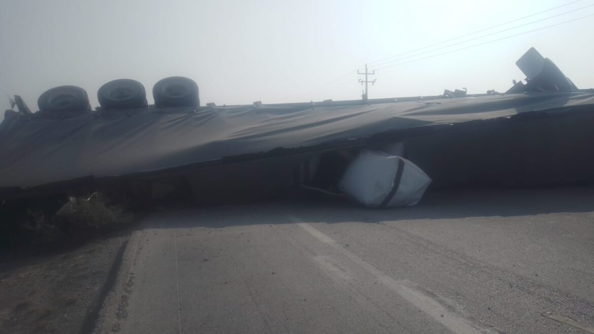 Alerta: circulación obstruida en ambos sentidos de la Carretera Federal 101 por volcadura