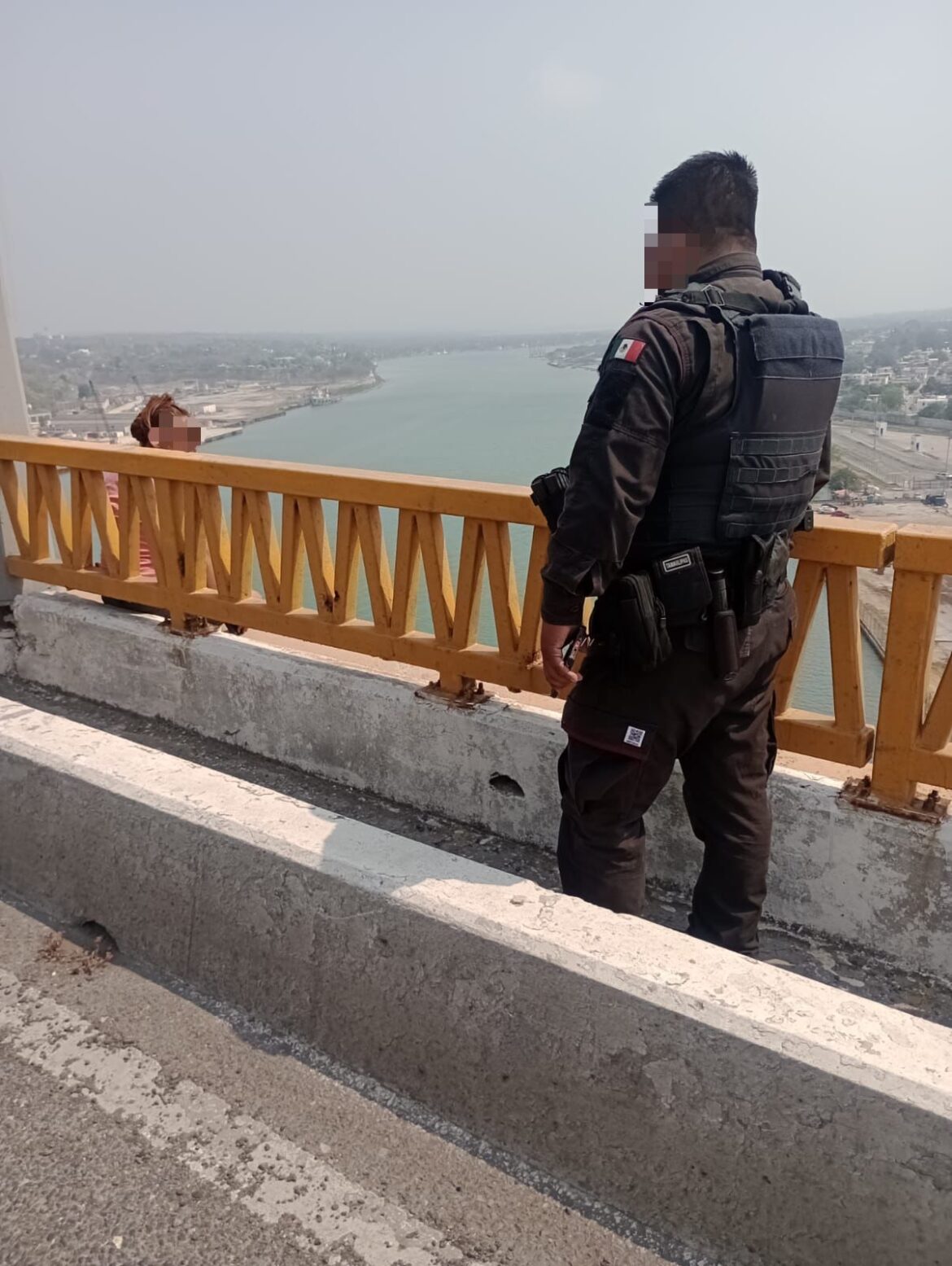 Guardia Estatal resguarda a mujer que pretendía saltar del Puente Tampico