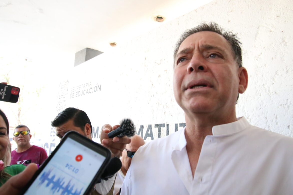 Acude Eugenio Hernández a votar