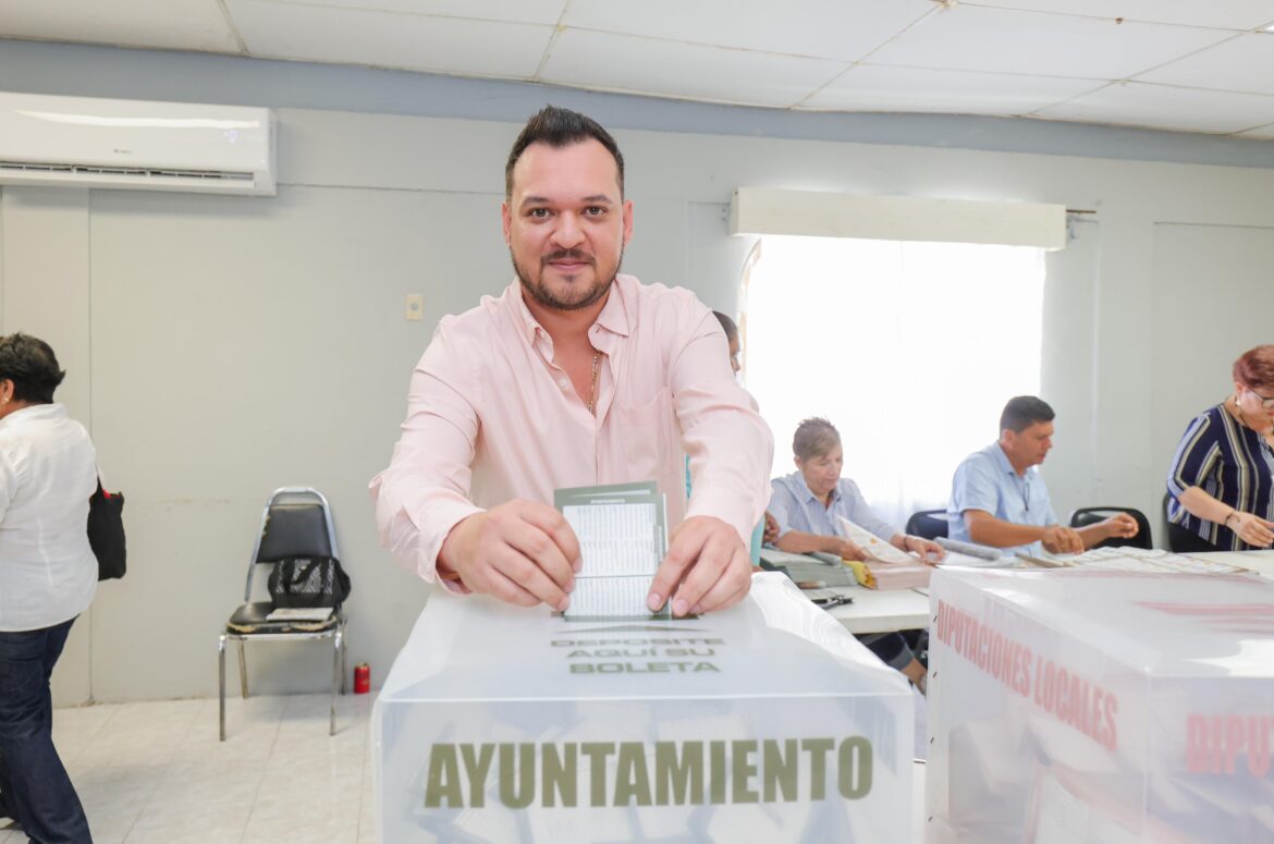 Acude Lalo Yáñez a emitir su voto.
