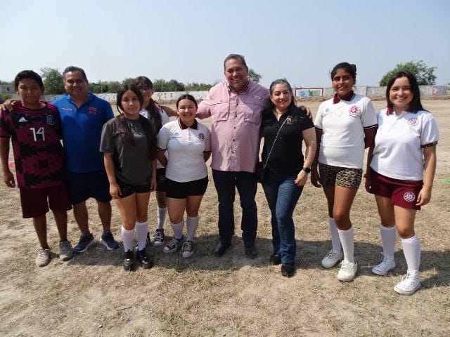 IMPULSA GOBIERNO DE RÍO BRAVO, INSTALACIÓN DE PISTA ATLÉTICA Y REHABILITACIÓN DE CAMPO DE FÚTBOL