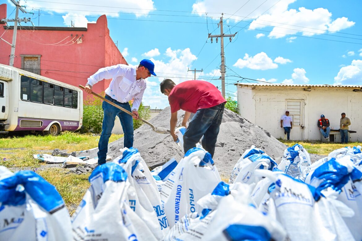 Entrega Alcalde Carlos Peña costales de arena a familias ante pronósticos de lluvias